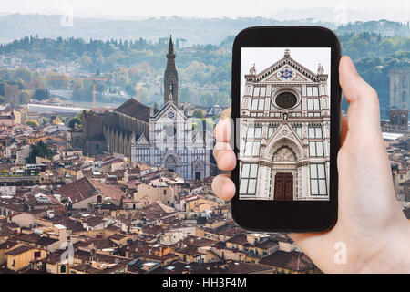 Reisekonzept - Tourist Fotos Florenz Skyline mit Basilica di Santa Croce auf Smartphone in Italien Stockfoto