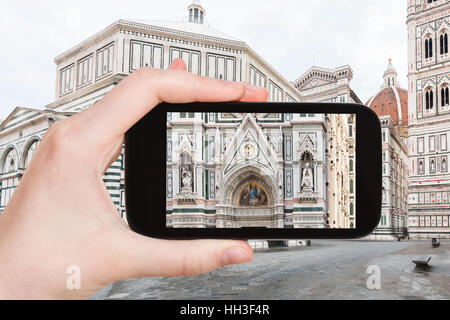 Reisen Sie Konzept - Tourist Fotos Dekor der Dom Santa Maria del Fiore in Florenz Stadt auf Smartphone in Italien Stockfoto