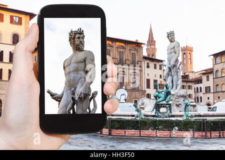 Reisen Sie Konzept - Tourist Fotos Skulptur des Neptun auf Piazza auf Signoria in Florenz Stadt auf Smartphone in Italien Stockfoto