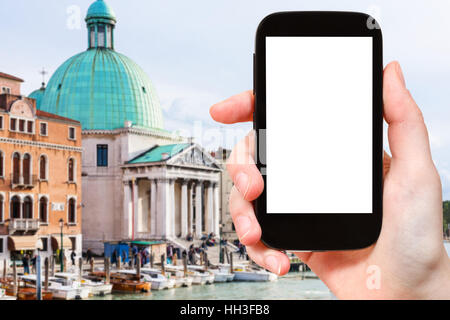 Reisen Sie Konzept - Tourist-Fotografien, die Kirche San Simeone Piccolo in Venedig Stadt am Smartphone mit Bildschirm mit leeren Platz für Werbung in ich Ausschneiden Stockfoto