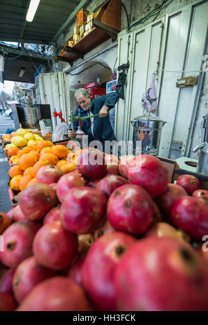 Verkäufer von der frischen Granatapfelsaft, Jerusalem, Israel. Stockfoto