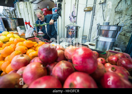 Verkäufer von der frischen Granatapfelsaft, Jerusalem, Israel. Stockfoto