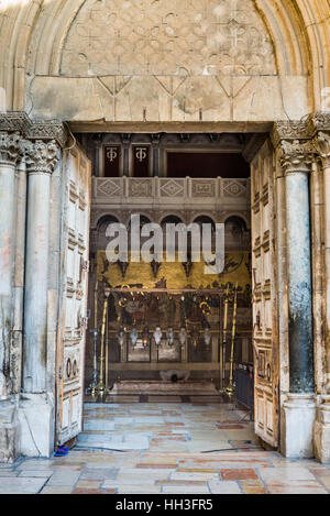 Marmorsäulen und alte Holztür am Eingang der Kirche des Heiligen Grabes in Jerusalem, Israel Stockfoto