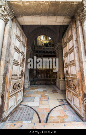 Marmorsäulen und alte Holztür am Eingang der Kirche des Heiligen Grabes in Jerusalem, Israel Stockfoto