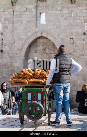 Eine Straße Verkäufer verkauft Lebensmittel-Markt, alte Stadt Jerusalem, Israel, Nahost Stockfoto