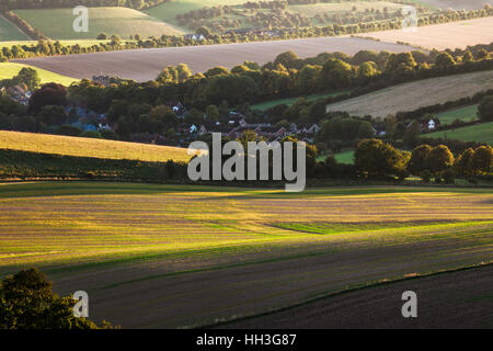 Sonnenuntergang über den North Wessex Downs in Wiltshire mit Blick auf das Dorf Aldbourne. Stockfoto