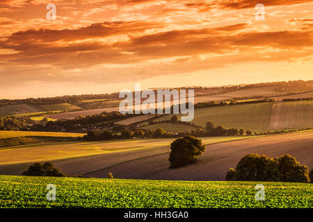 Sonnenuntergang über den North Wessex Downs in Wiltshire mit Blick auf das Dorf Aldbourne. Stockfoto