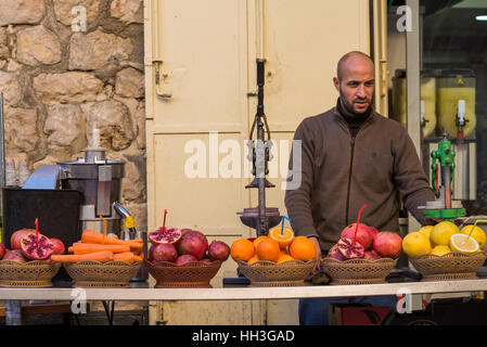 Verkäufer von der frischen Granatapfelsaft, Jerusalem, Israel. Stockfoto