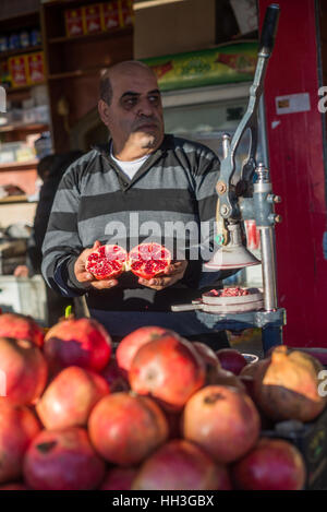 Verkäufer von der frischen Granatapfelsaft, Jerusalem, Israel. Stockfoto