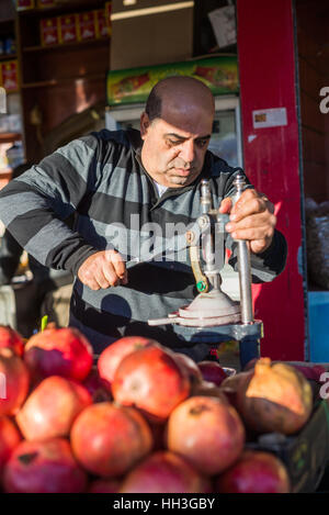 Verkäufer von der frischen Granatapfelsaft, Jerusalem, Israel. Stockfoto