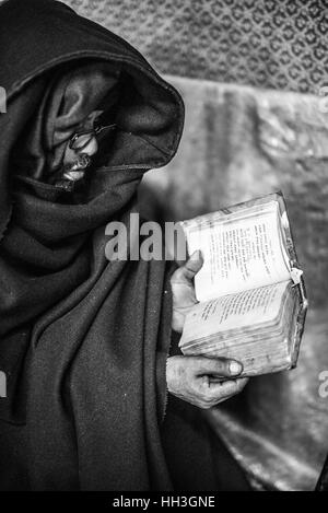 Porträt des Klerikers im äthiopischen koptischen Kloster, Jerusalem, Israel Stockfoto