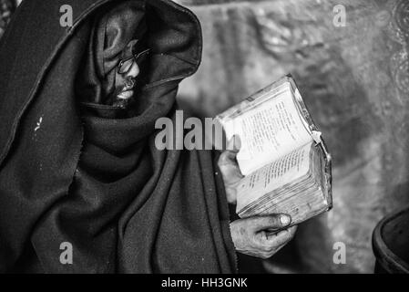 Porträt des Klerikers im äthiopischen koptischen Kloster, Jerusalem, Israel Stockfoto