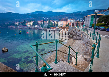 Stadt von Lovran Küste im Nebel, Kvarner Bucht Kroatien Stockfoto