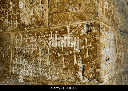 Kreuzritter Graffiti geschnitzt in Treppen Wände führt zu Kapelle Sankt Helene, Kirche des Heiligen Grabes, Jerusalem, Israel Stockfoto