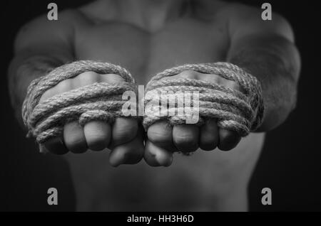 Hände-Thai-Boxer in den Vordergrund, die traditionelle Hanfseil umwickelt angepasst oder Training. Schwarz / weiß Stil Stockfoto