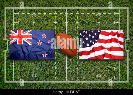 Neuseeland vs USA Flaggen auf grüne Rugby-Feld Stockfoto