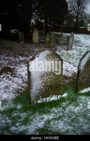 Thaxted Kirchhof viktorianische Friedhof im Schnee. Thaxted Essex England UK. Januar 2017 Stockfoto