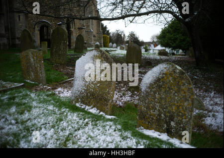 Thaxted Kirchhof viktorianische Friedhof im Schnee. Thaxted Essex England UK. Januar 2017 Stockfoto