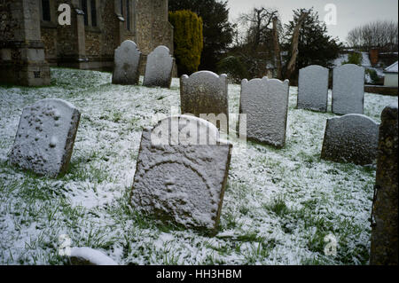 Thaxted Kirchhof viktorianische Friedhof im Schnee. Thaxted Essex England UK. Januar 2017 Stockfoto