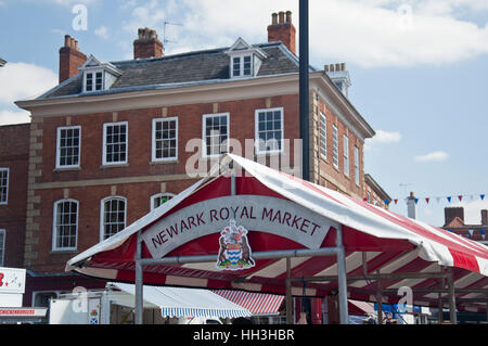 Käufer in den Marktplatz und die Buttermarket in Newark on Trent, Nottinghamshire, England UK Stockfoto