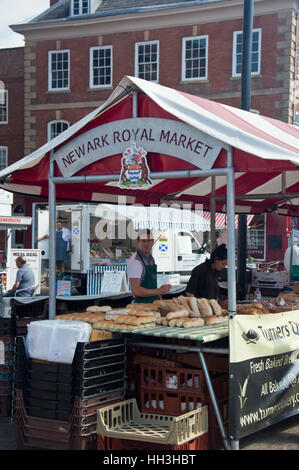 Käufer in den Marktplatz und die Buttermarket in Newark on Trent, Nottinghamshire, England UK Stockfoto