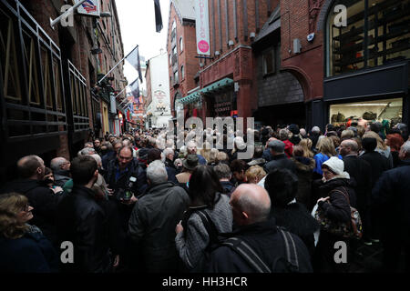 Die Zuschauer warten auf die Enthüllung Statue der Sängerin Cilla Black außerhalb des Cavern Club in Liverpool. Stockfoto