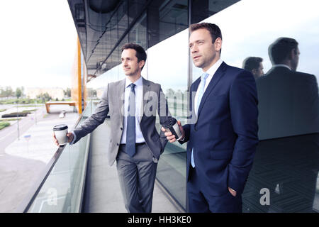 Geschäftsleute mit Kaffeepause auf dem Balkon des Bürogebäudes Stockfoto