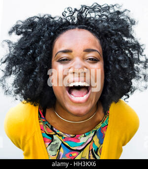 Afrikanischer Herkunft Teen Mädchen lächelnd Porträt Konzept Stockfoto