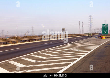 Schnellstraße auf lokalen Straßennetz, Shizuishan, Ningxia, China Stockfoto