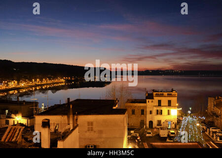 Sonnenuntergang am See Anguillara Sabazia, Rom Stockfoto