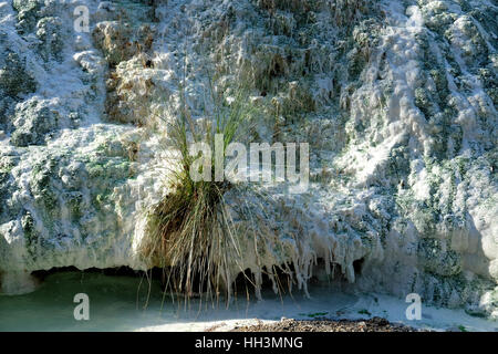 Kalkstein-Formationen am Flussufer in "Bagni San Filippo", in der Nähe von Amiata Berg in Toskana, Italien Stockfoto