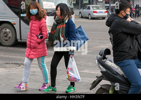 Fußgänger im Verkehr, Shizuishan, Ningxia, China Stockfoto