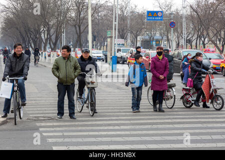 Fußgänger im Verkehr, Shizuishan, Ningxia, China Stockfoto