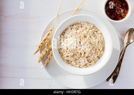 Schüssel mit Haferflocken und Getreidekörner Draufsicht selektiven Fokus Stockfoto