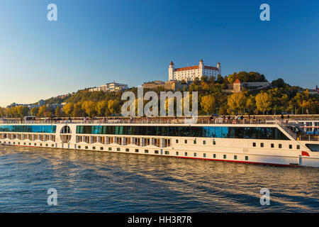 Die Burg von Bratislava über Donau bei Sonnenuntergang, Bratislava, Slowakei Stockfoto