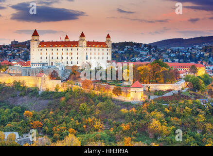 Die Burg von Bratislava über Donau bei Sonnenuntergang, Bratislava, Slowakei Stockfoto