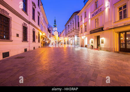 BRATISLAVA, Slowakei - 1. November 2016: Michalska Straße in der Nähe von Michaels Turm (Michalska Brana) ist berühmte touristische Destination in Bratislava, Slowakei. Stockfoto