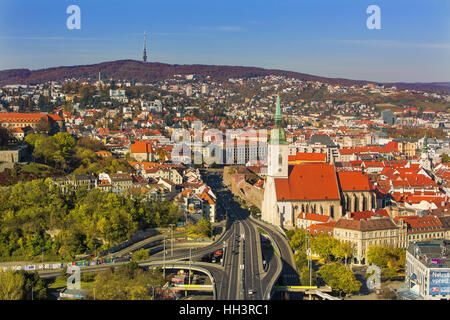 BRATISLAVA, Slowakei-OKTOBER 22, 2016:View Bratislava Altstadt und Saint Martins Kathedrale über der Donau in Bratislava, Slowakei Stockfoto