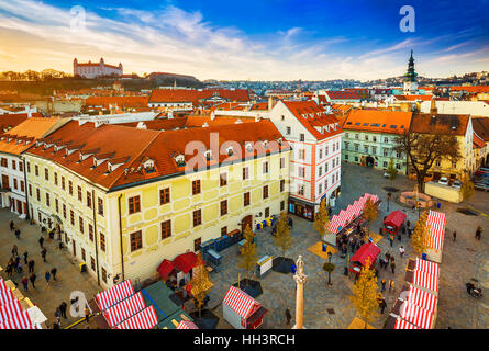 Blick auf Weihnachtsmarkt auf dem Hauptplatz in Bratislava, Slowakei Stockfoto