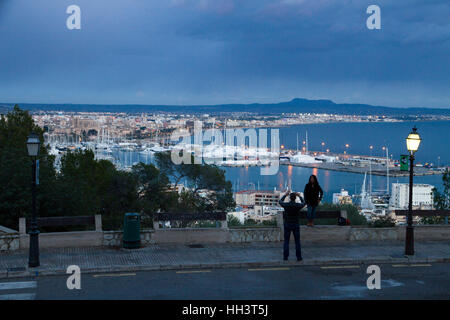 Zwei Personen nehmen Fotos auf Palma de Mallorca hi über Bay Panoramablick auf Hintergrund Mallorca Balearen Spanien Stockfoto