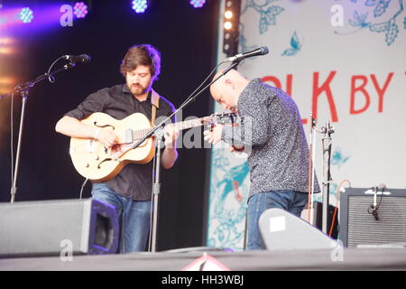 Kris Drever und Martin Green Musikern mit LAU auf der Bühne Folk von der Eiche, Hatfield House Juli 2016 Stockfoto