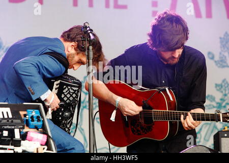 Kris Drever, Martin Green, LAU, auf der Bühne Folk von der Eiche, Gitarre, Akkordeon Stockfoto