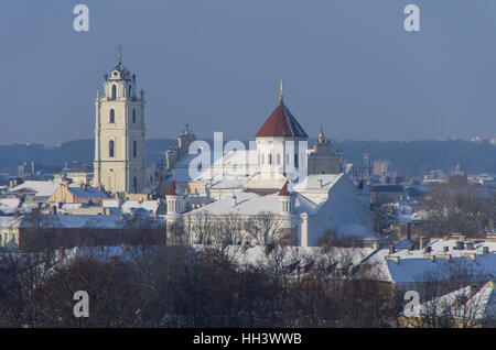 Vilnius alte Stadt Panorama im Winter mit der orthodoxen Kirche der Heiligen Mutter Gottes und Glockenturm der St. Johns Church. Litauen Stockfoto