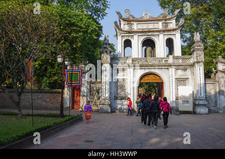 Hanoi, Vietnam - 1. Januar 2015: The Temple of Literature (Van Mieu) in Hanoi, Vietnam. Haupttor. Stockfoto