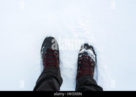 Mann im Winter Stiefel stehen im Schnee, Ansicht von oben Stockfoto