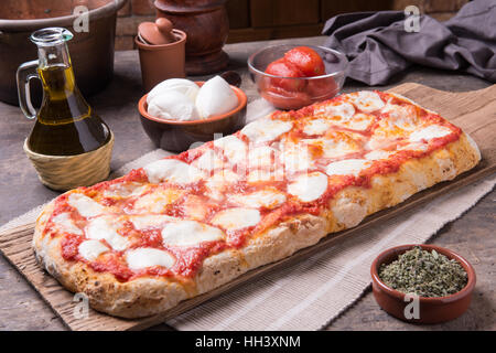 Rechteckige Form und Dicke Hand Romana Pizza gemacht Stockfoto