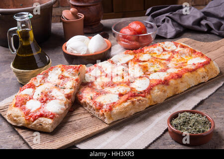 Rechteckige Form und Dicke Hand Romana Pizza gemacht Stockfoto