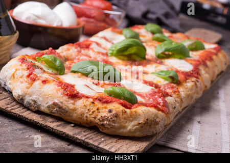 Rechteckige Form und Dicke Hand Romana Pizza gemacht Stockfoto