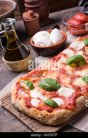 Rechteckige Form und Dicke Hand Romana Pizza gemacht Stockfoto