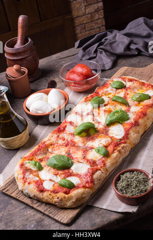 Rechteckige Form und Dicke Hand Romana Pizza gemacht Stockfoto